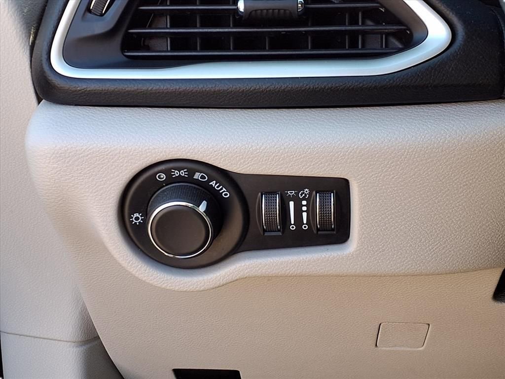 Used 2020 Chrysler Voyager Lxi image 17