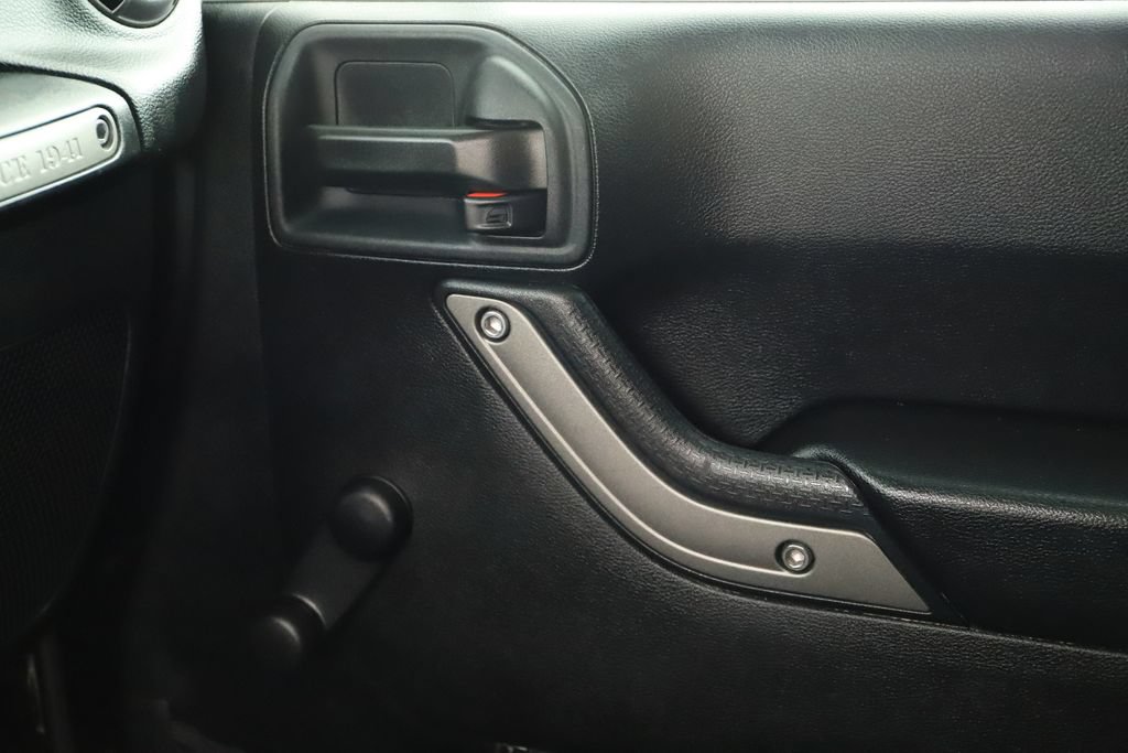 Used 2018 Jeep Wrangler Unlimited Sport w/ Connectivity Group AWD/4WD image 29