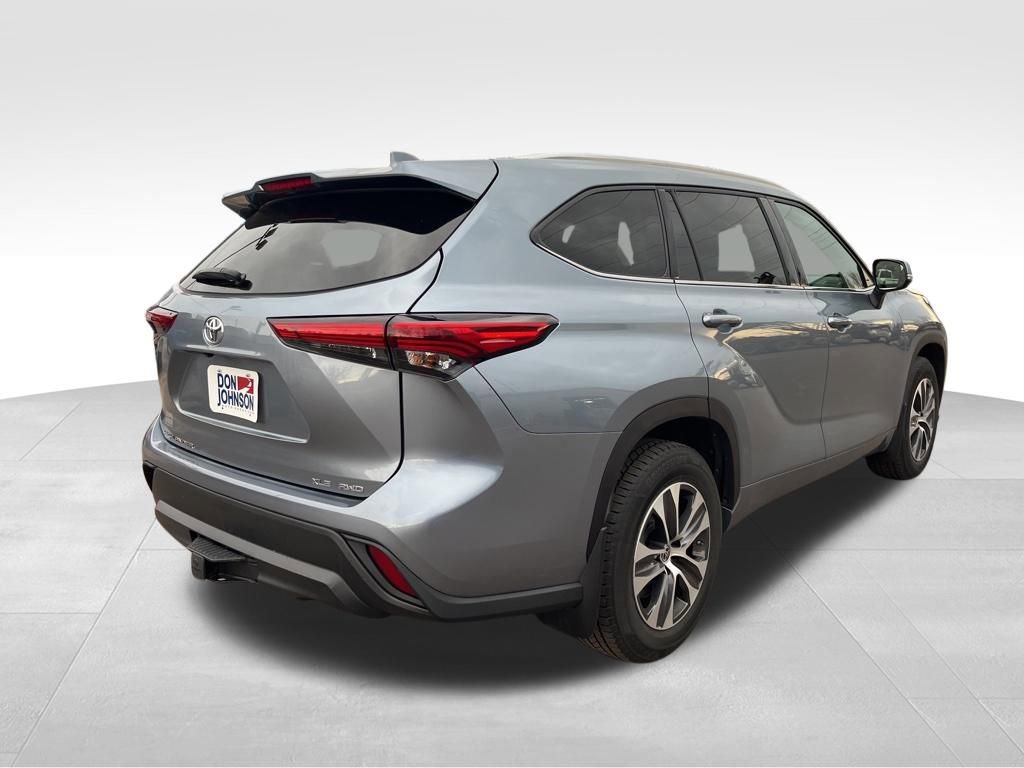 Used 2021 Toyota Highlander XLE image 3