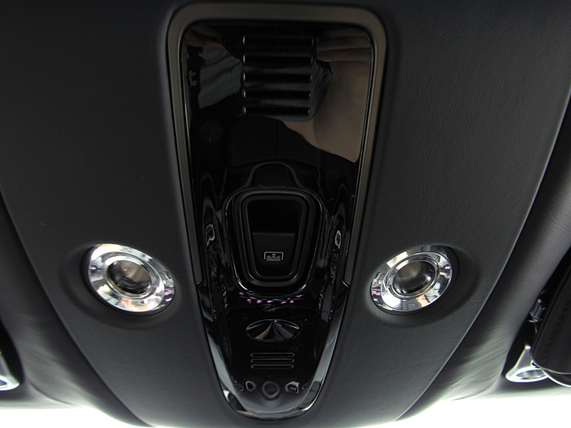 Used 2023 Aston Martin DBX AWD/4WD image 40