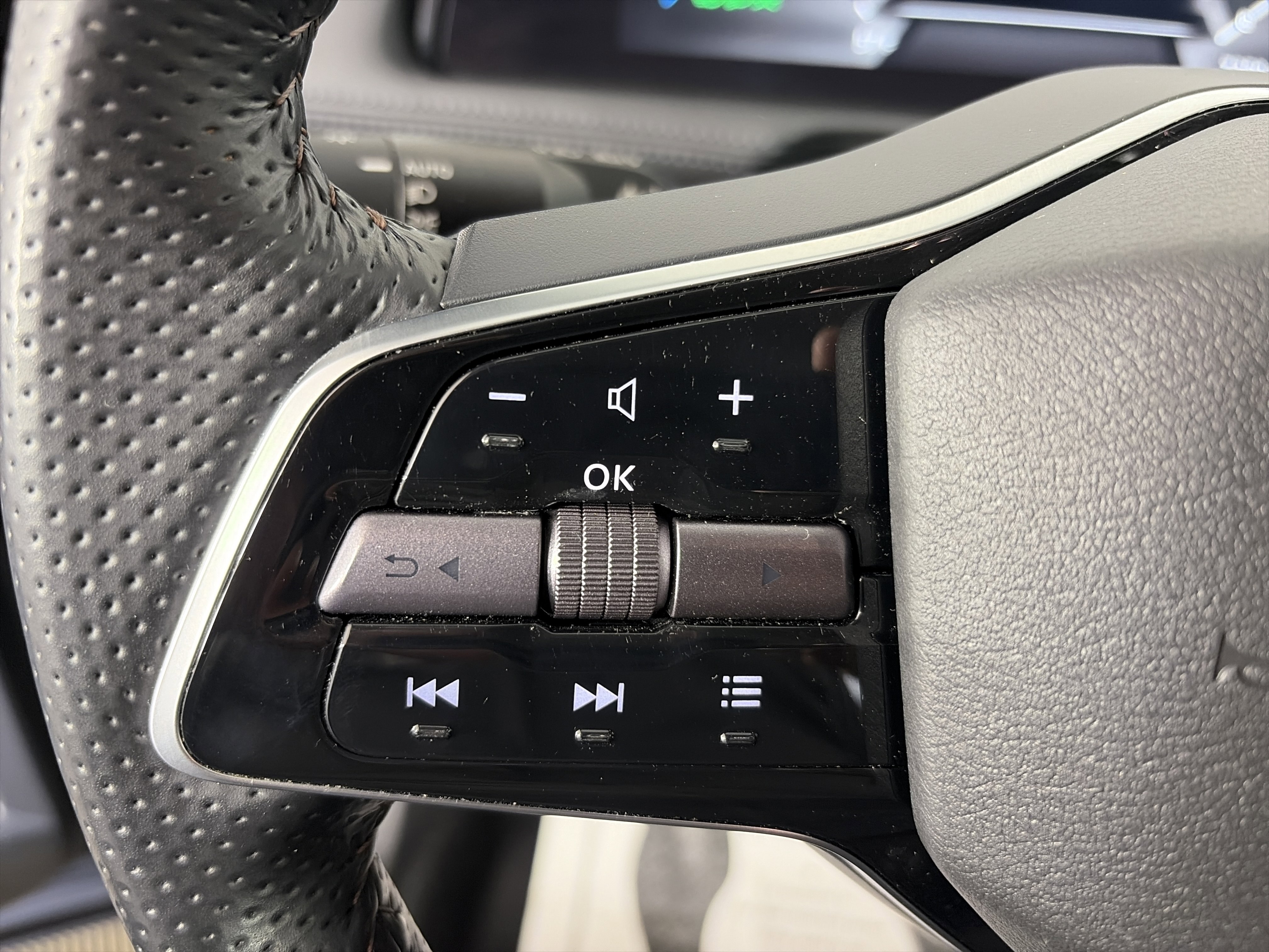 Used 2023 Nissan Ariya AWD image 36