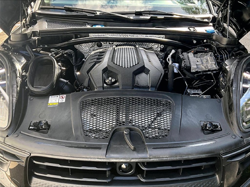 Certified 2023 Porsche Macan AWD/4WD image 15