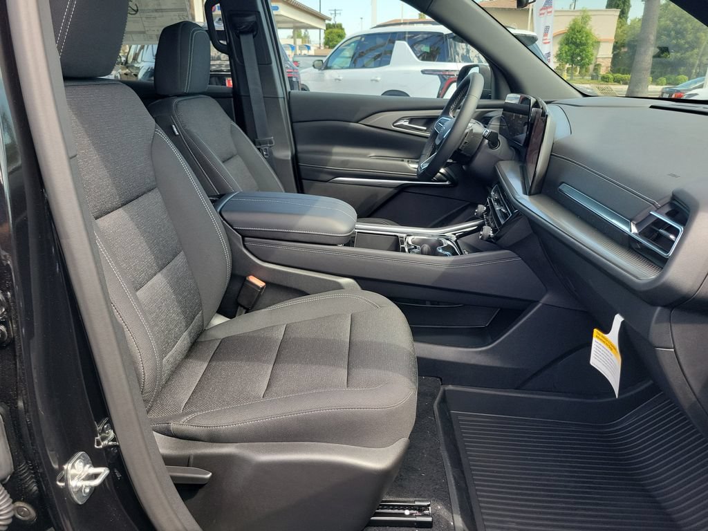 New 2027 Chevrolet Traverse LT w/ Midnight/Sport Edition FWD image 17