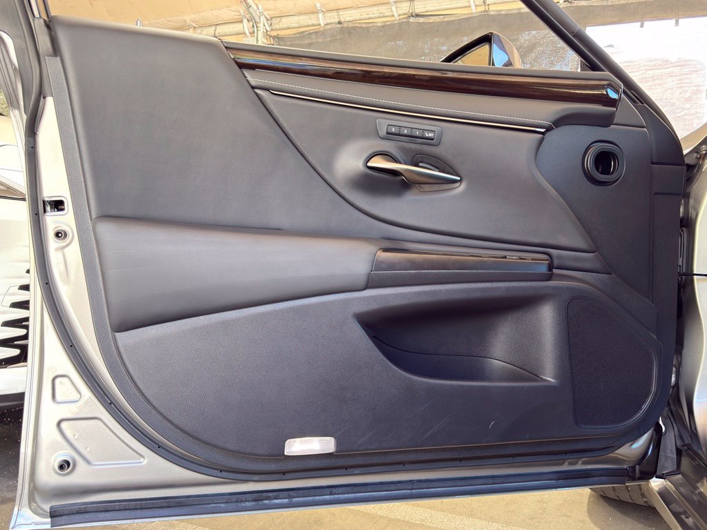 Used 2019 Lexus ES 300h w/ Accessory Package FWD image 28