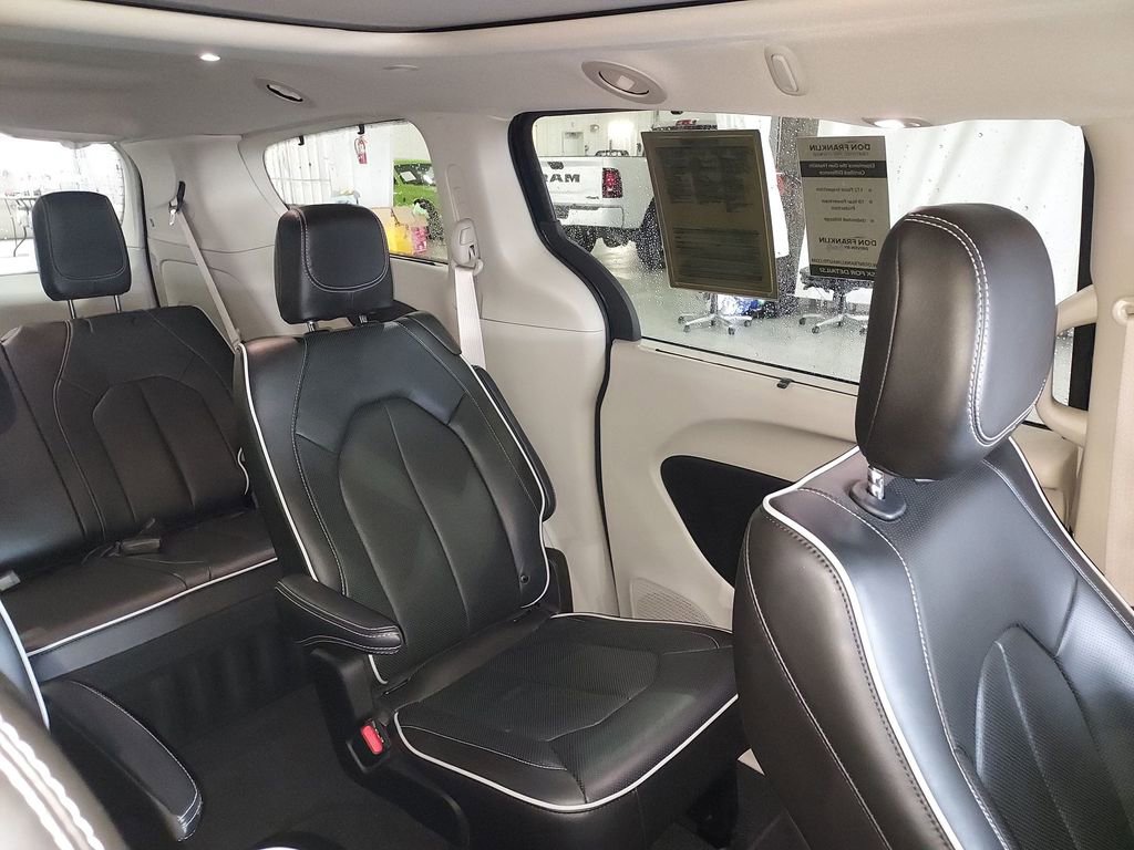 Used 2022 Chrysler Pacifica Limited image 14