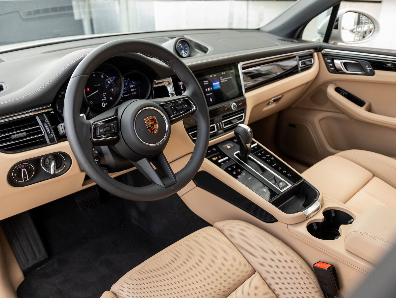 Used 2025 Porsche Macan image 4