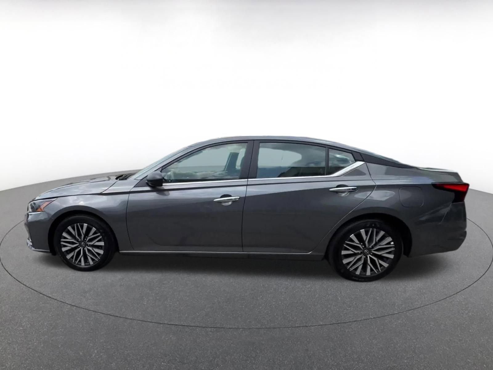 Used 2025 Nissan Altima 2.5 SV FWD image 8