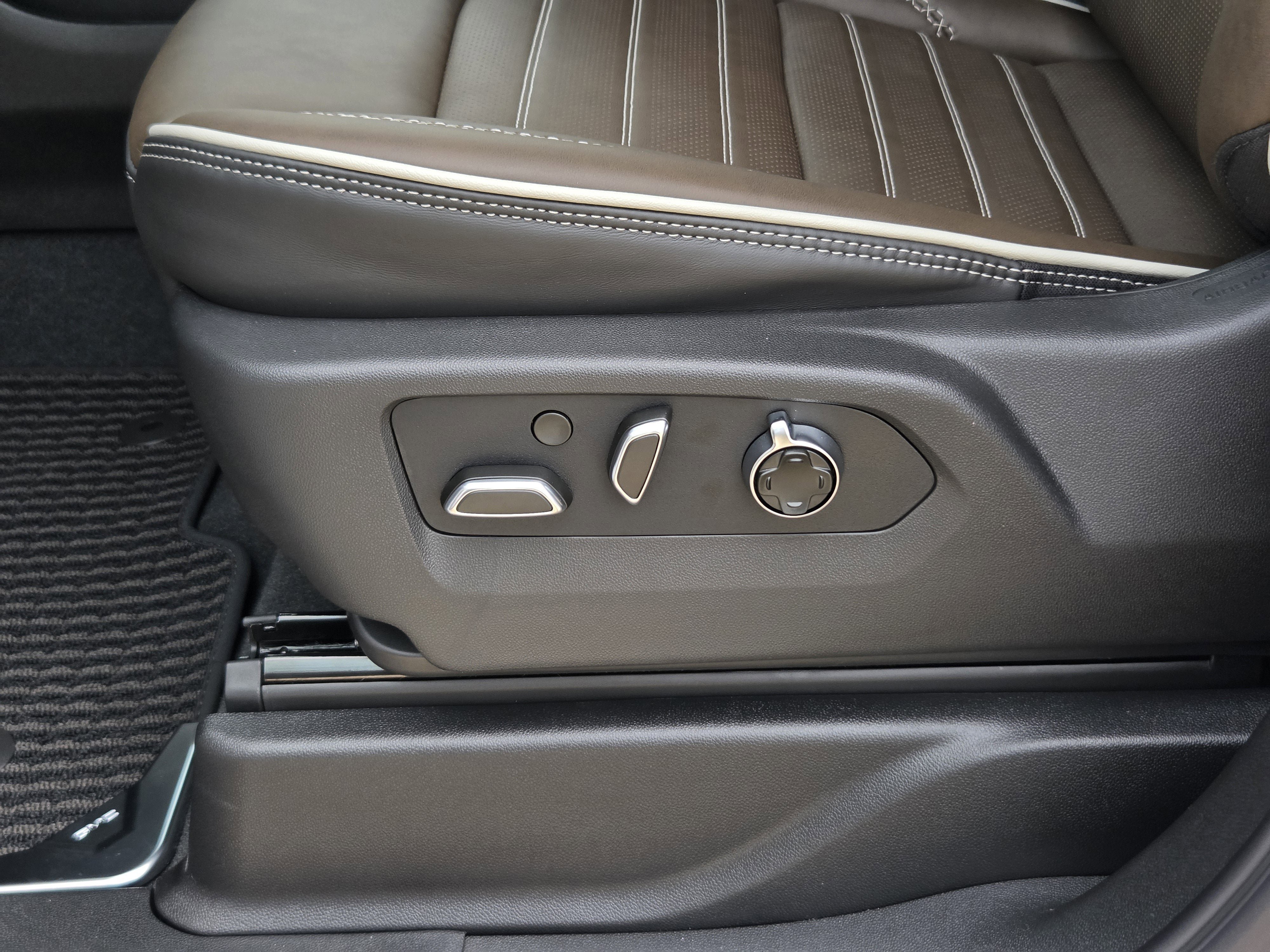 New 2026 GMC Yukon Denali Ultimate AWD/4WD image 26