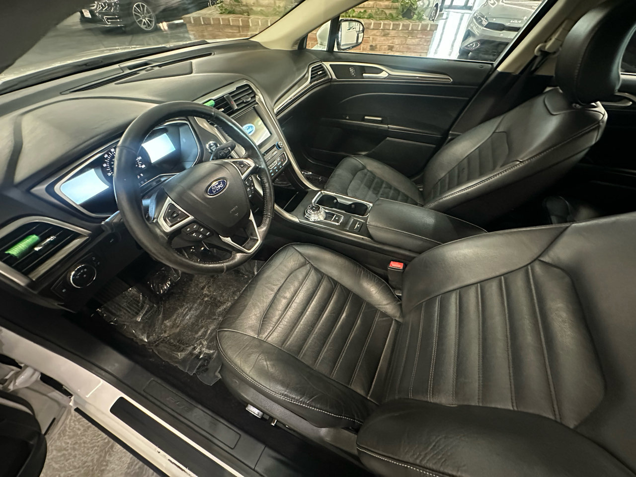 Used 2017 Ford Fusion SE w/ Fusion SE Technology Package image 16