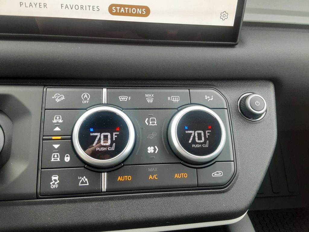 New 2024 Land Rover Defender 110 SE image 25