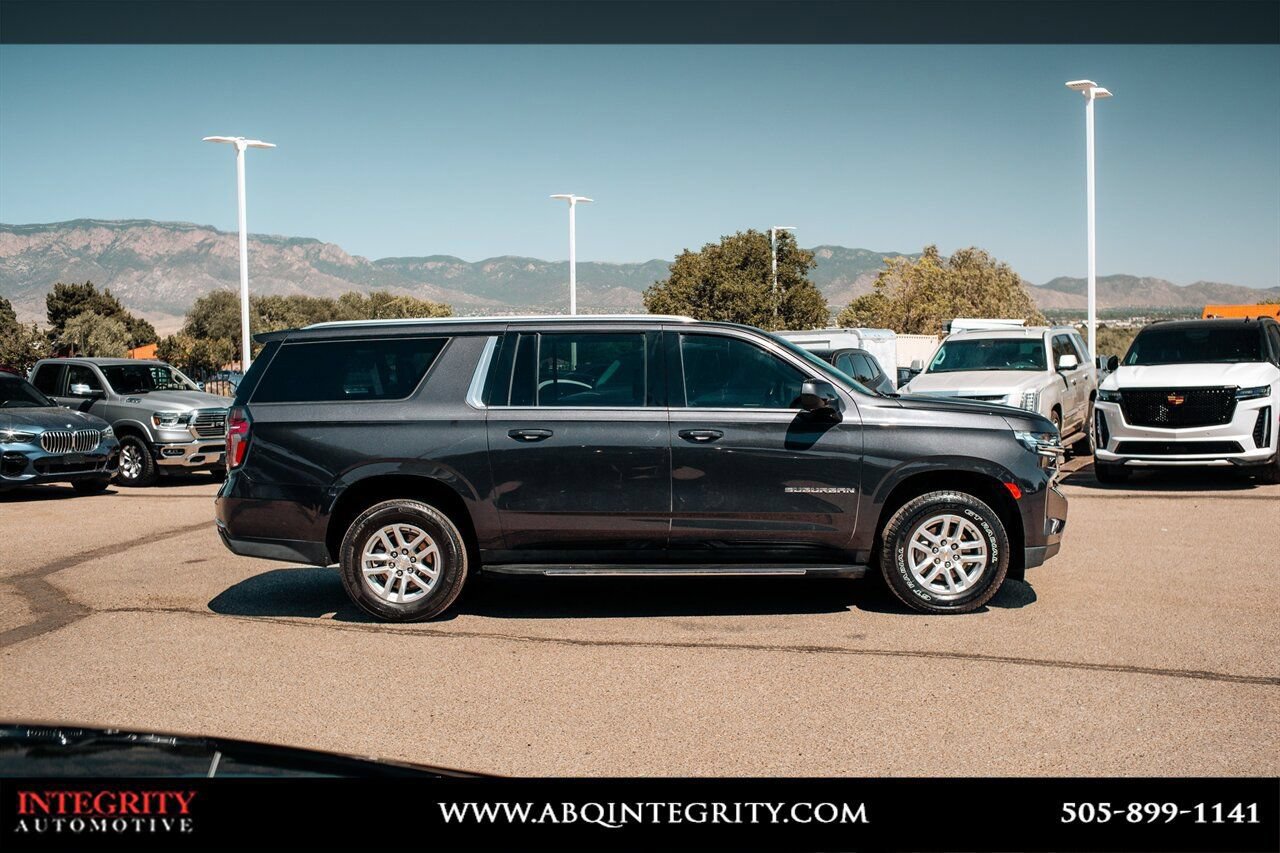 Used 2024 Chevrolet Suburban LT RWD image 8