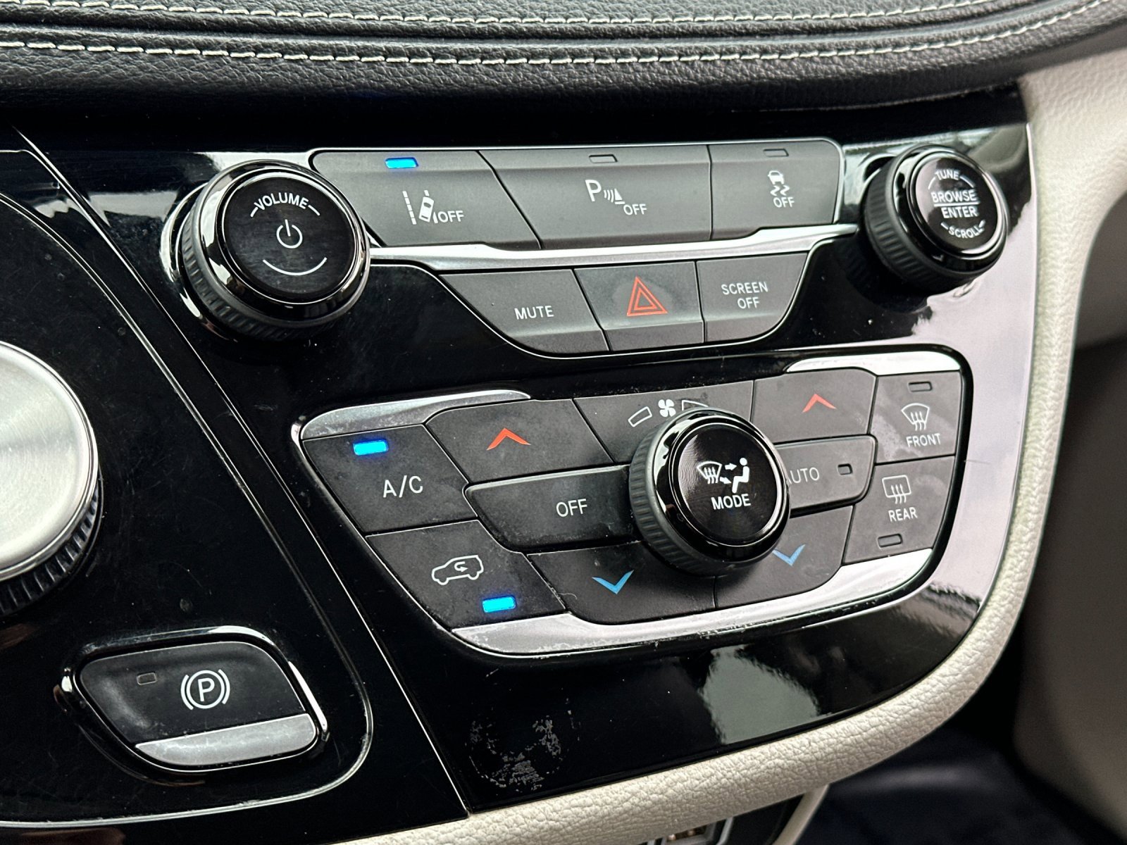 Used 2023 Chrysler Pacifica Touring-L image 20