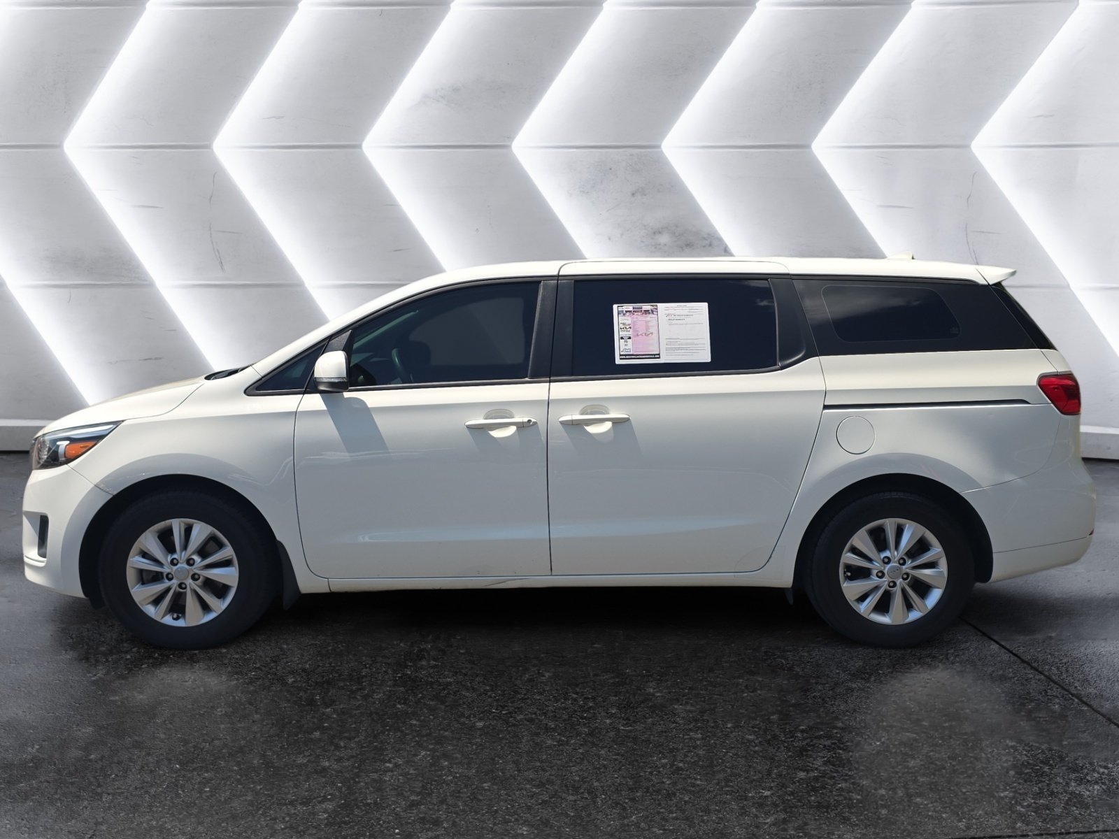 Used 2018 Kia Sedona L FWD image 2