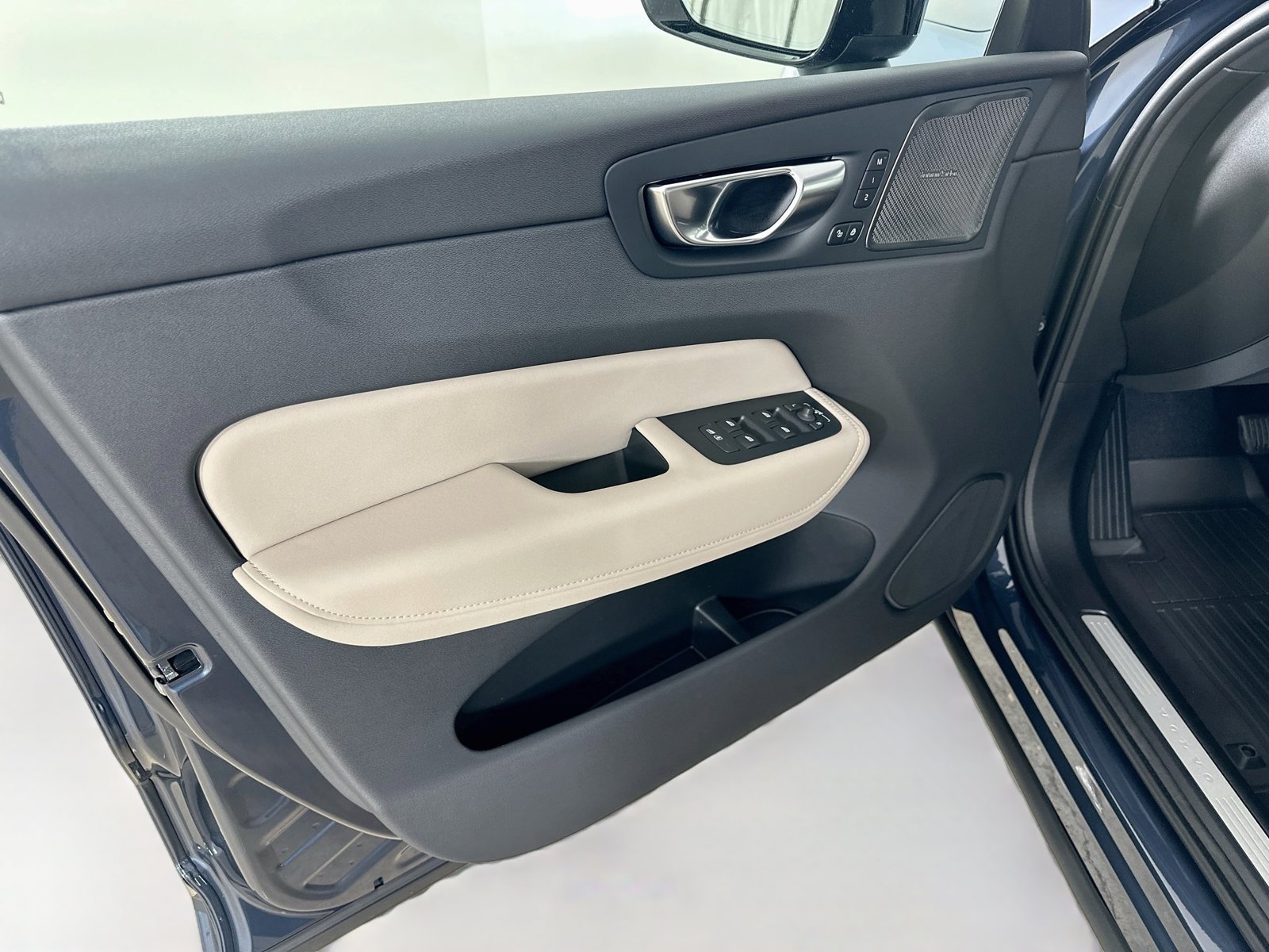 New 2027 Volvo XC60 B5 Plus AWD/4WD image 16