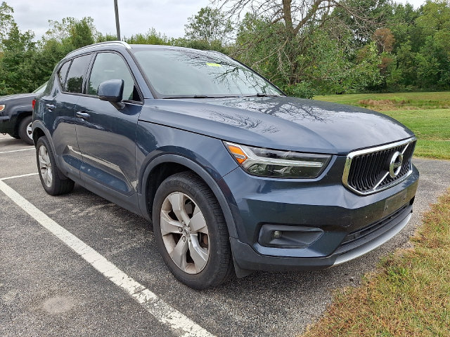 Used 2022 Volvo XC40 T5 Momentum w/ Premium Package