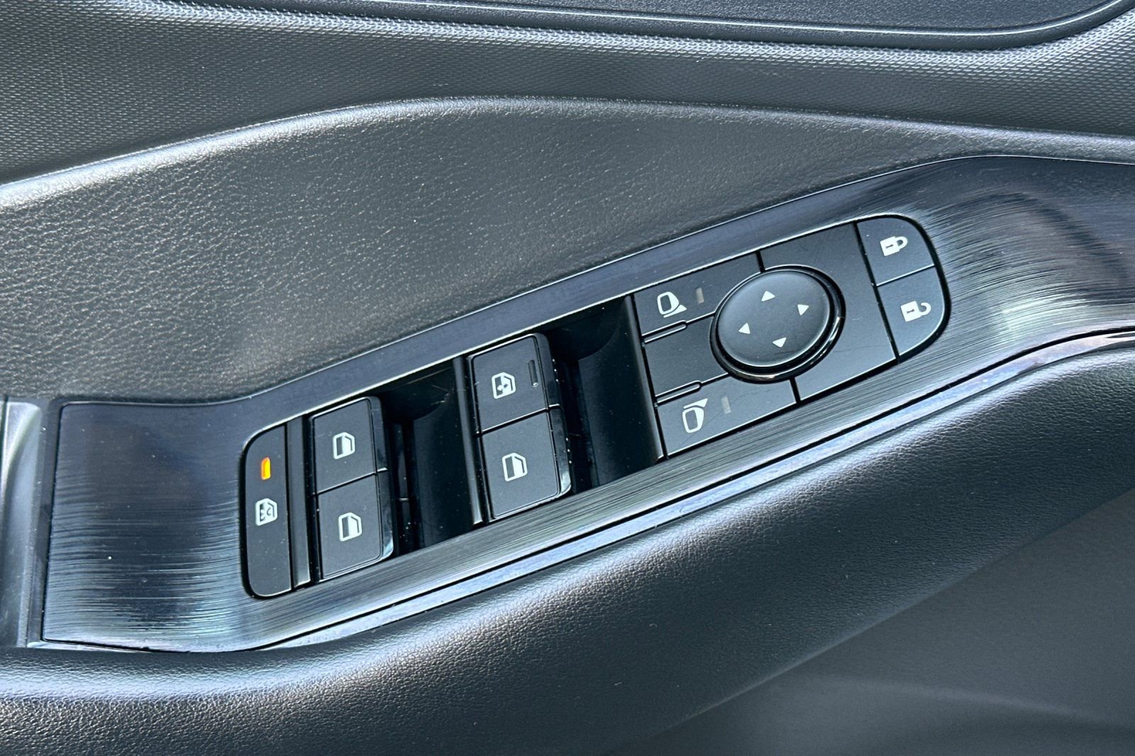 Used 2024 Nissan Rogue S image 11