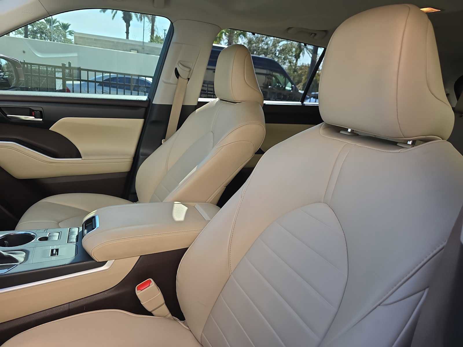 Used 2021 Toyota Highlander XLE image 17