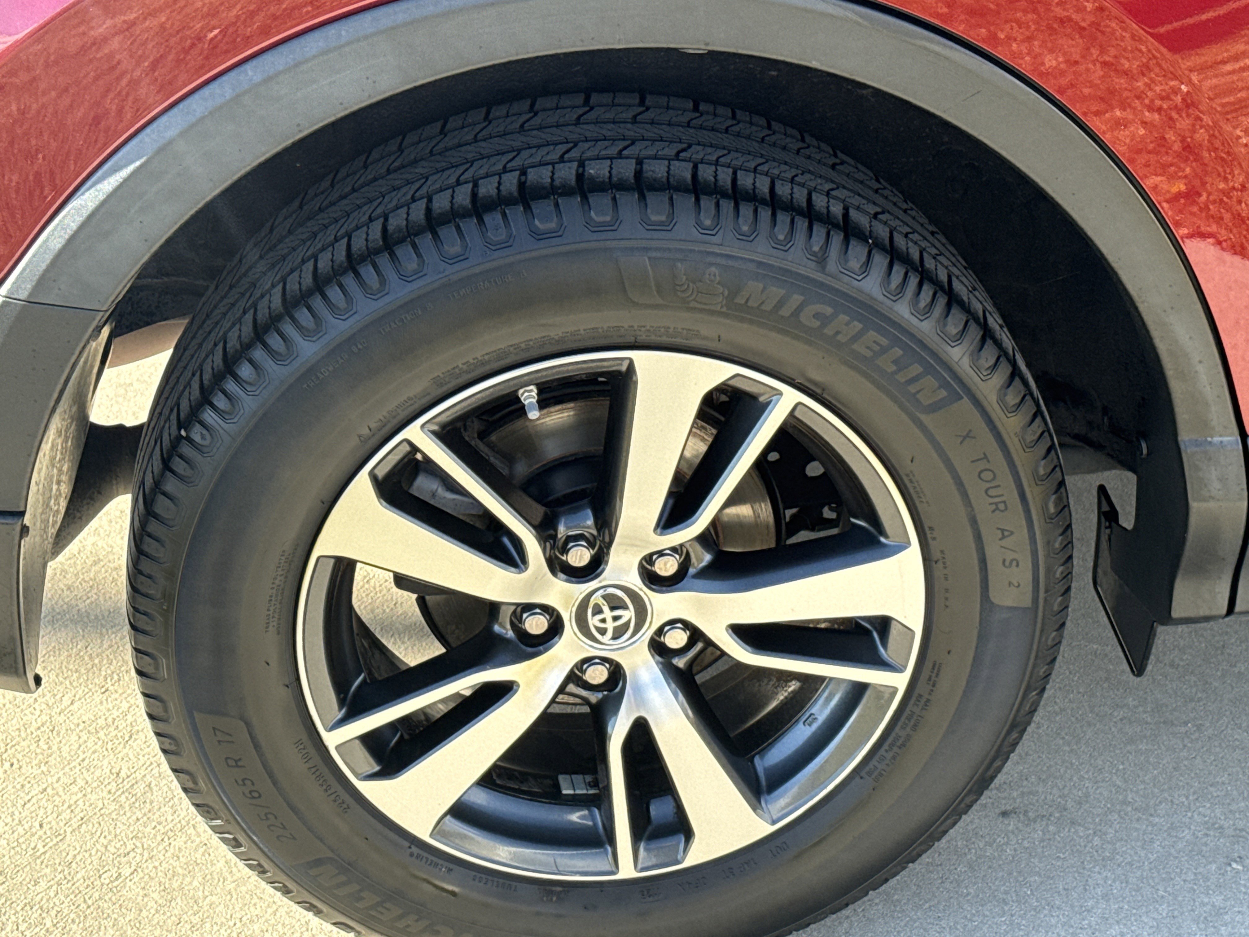 Used 2018 Toyota RAV4 XLE image 12