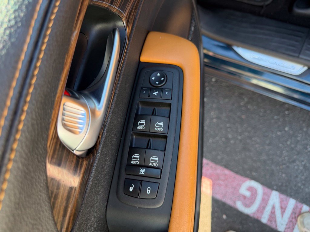 Used 2023 Chrysler Pacifica Pinnacle FWD image 13