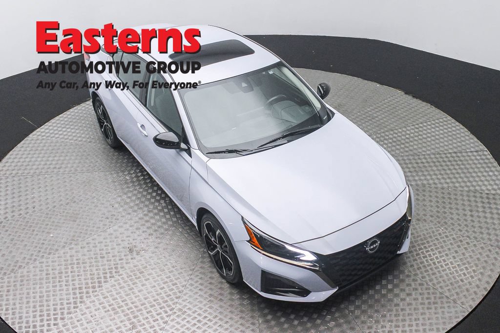 Used 2025 Nissan Altima 2.5 SR w/ SR Premium Package AWD/4WD image 3