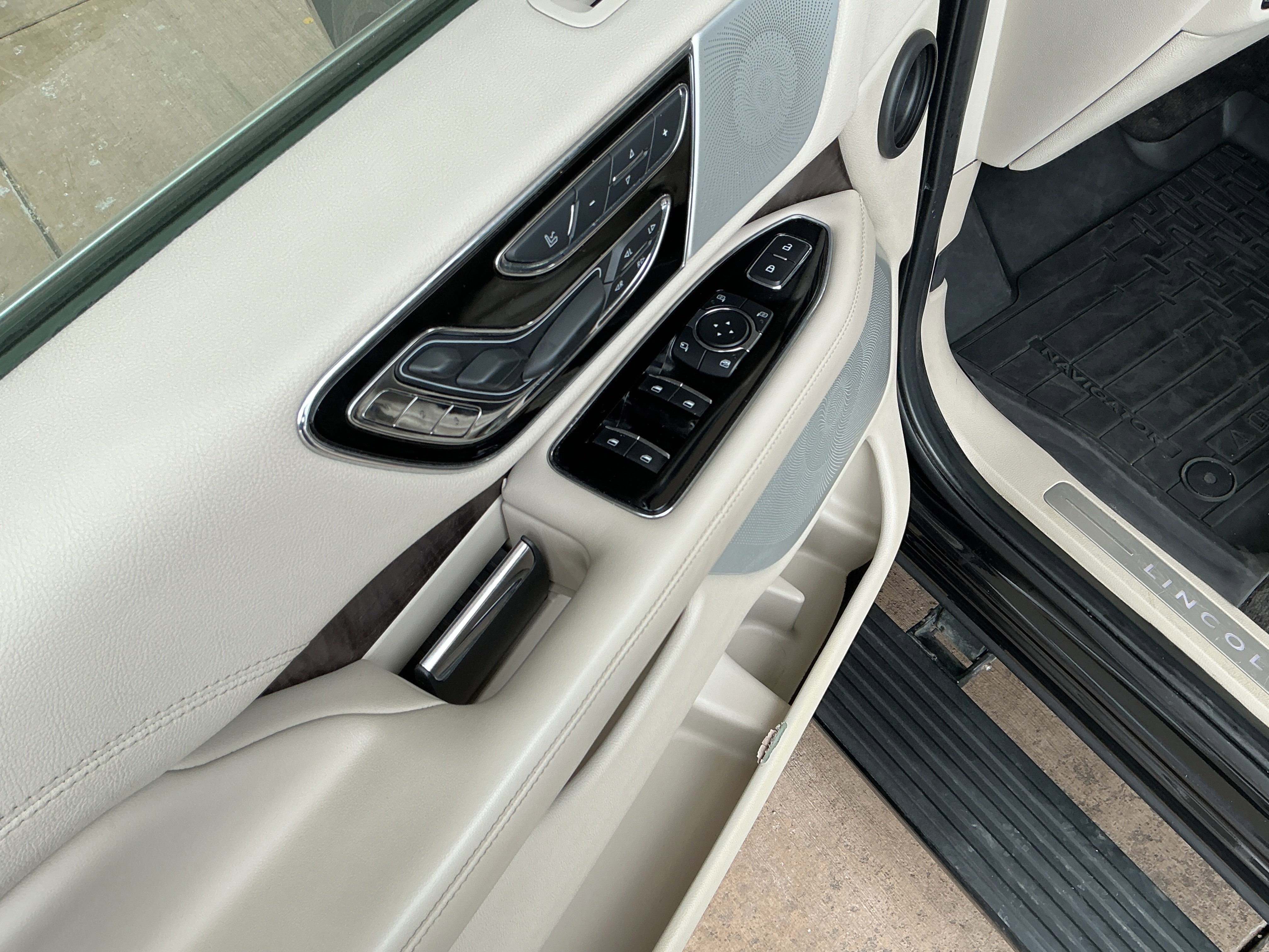 Used 2021 Lincoln Navigator Reserve w/ Luxury Package image 15