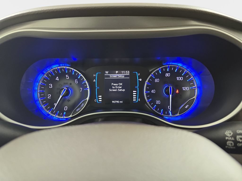 Used 2017 Chrysler Pacifica Touring w/ Tire & Wheel Group FWD image 23