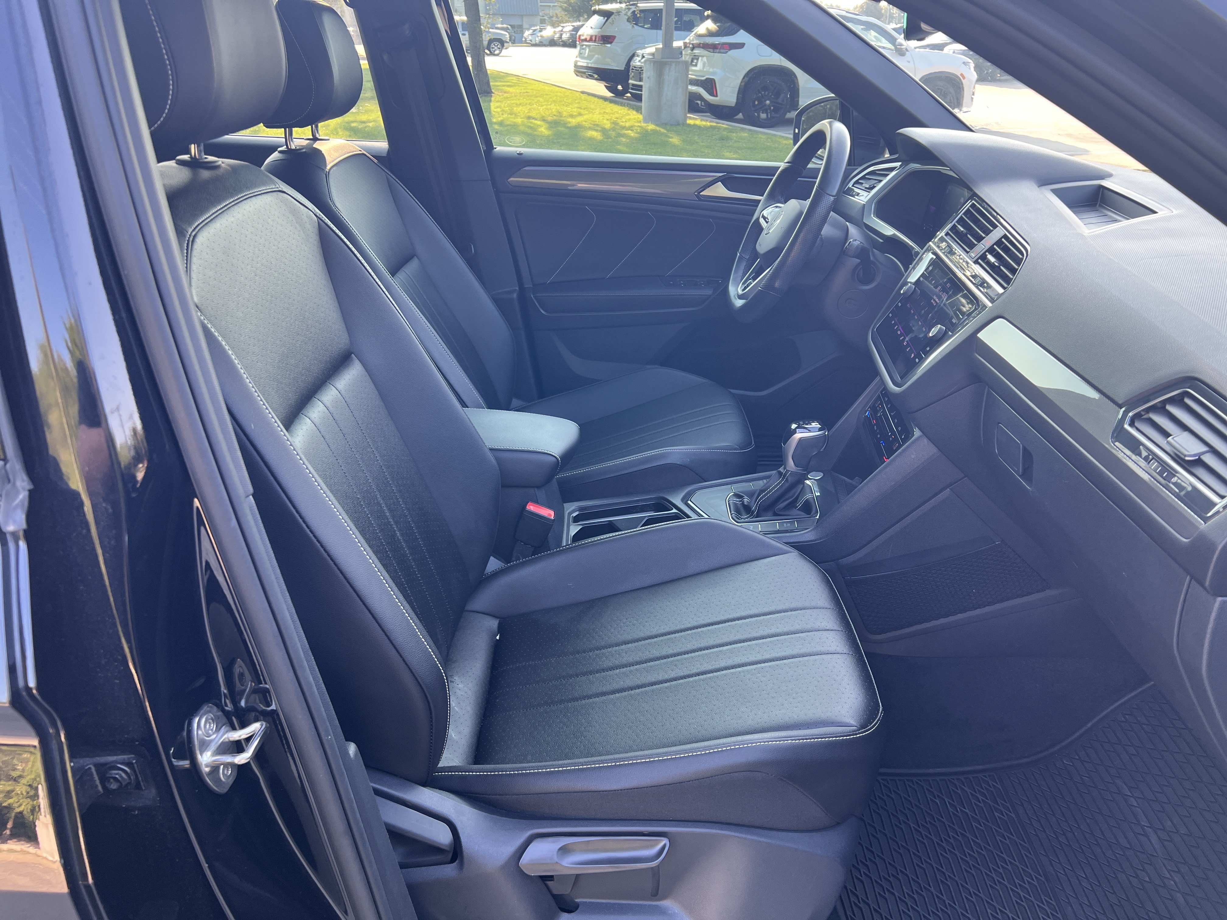 Certified 2022 Volkswagen Tiguan SE R-Line FWD image 25