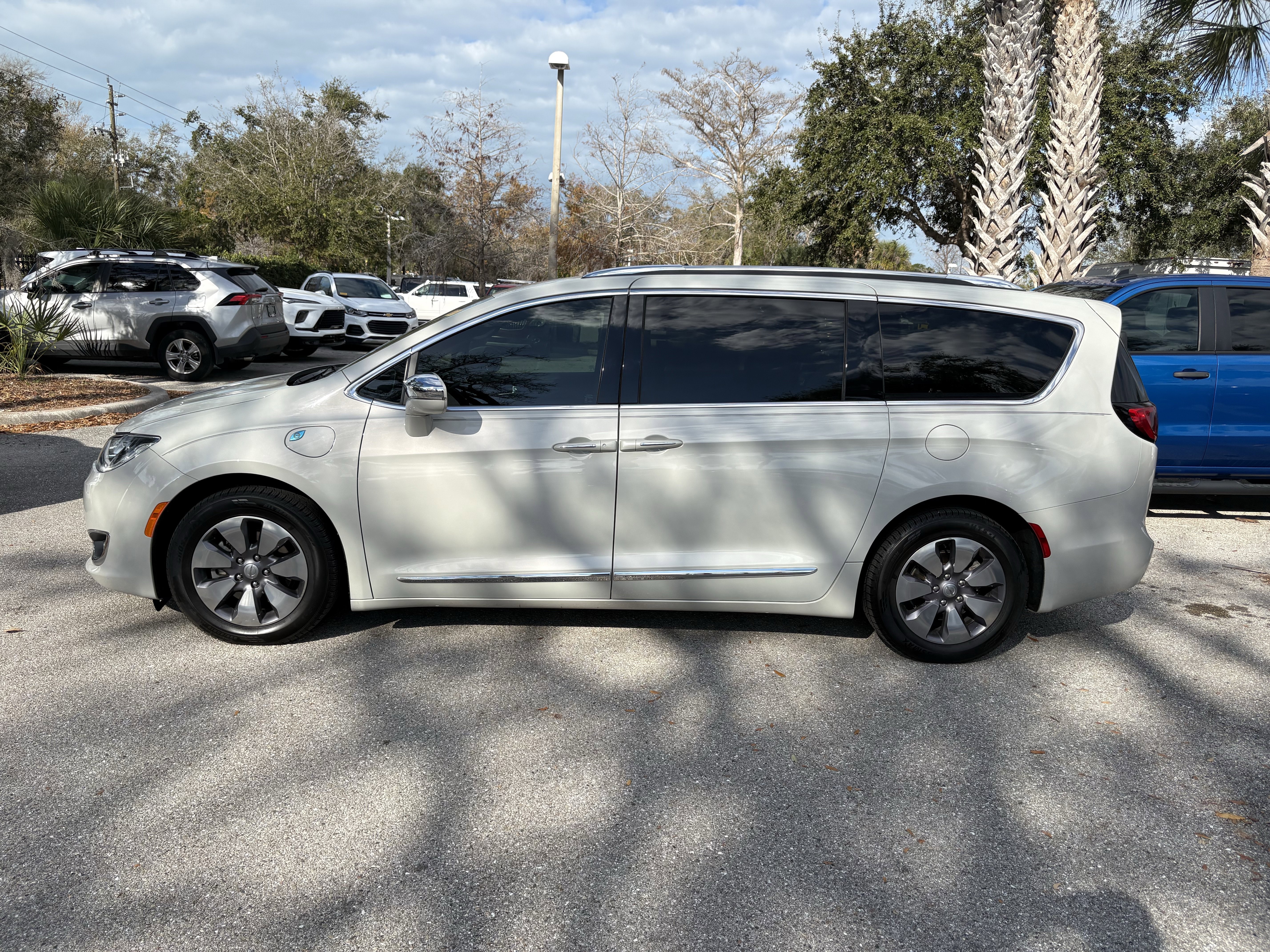 Used 2020 Chrysler Pacifica Limited image 4