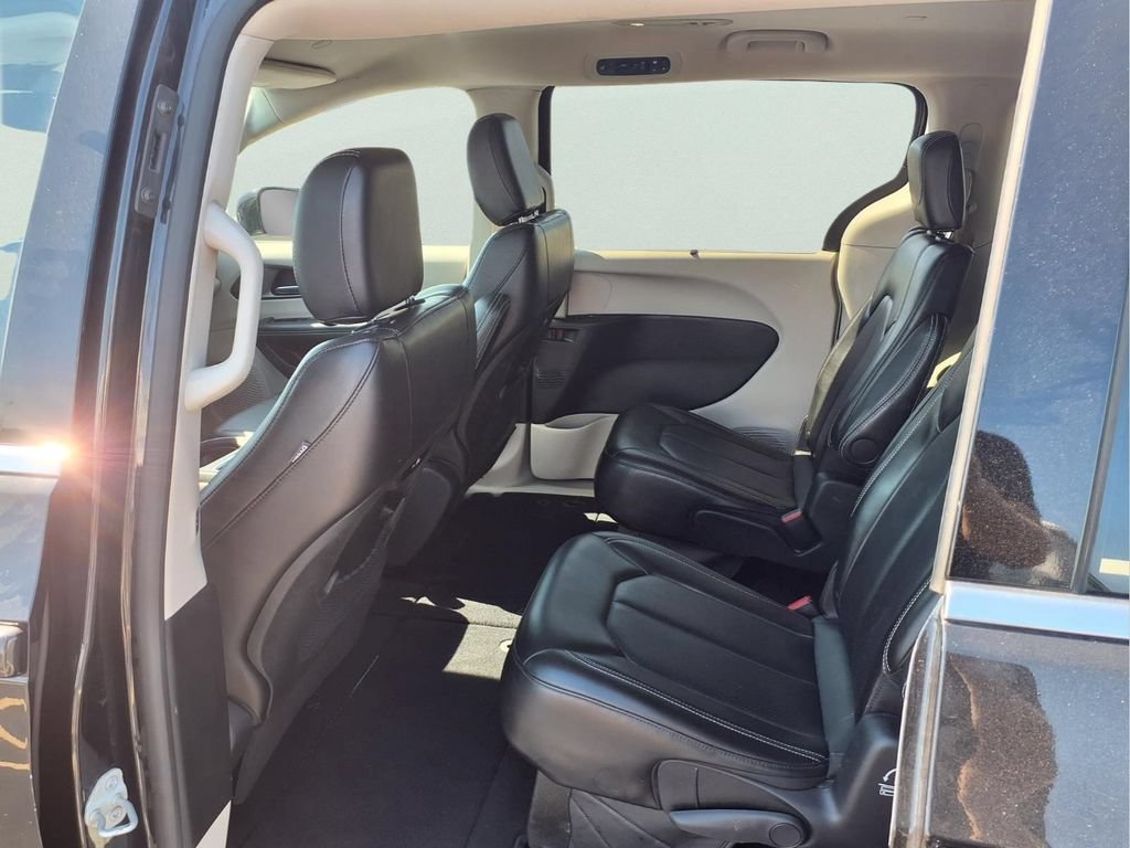 Used 2024 Chrysler Pacifica Touring-L FWD image 18