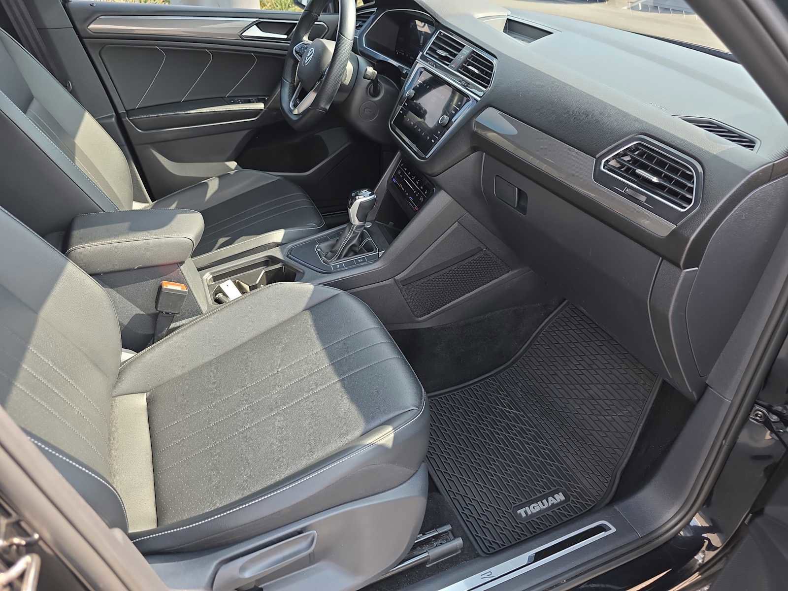 Used 2023 Volkswagen Tiguan SE R-Line image 28