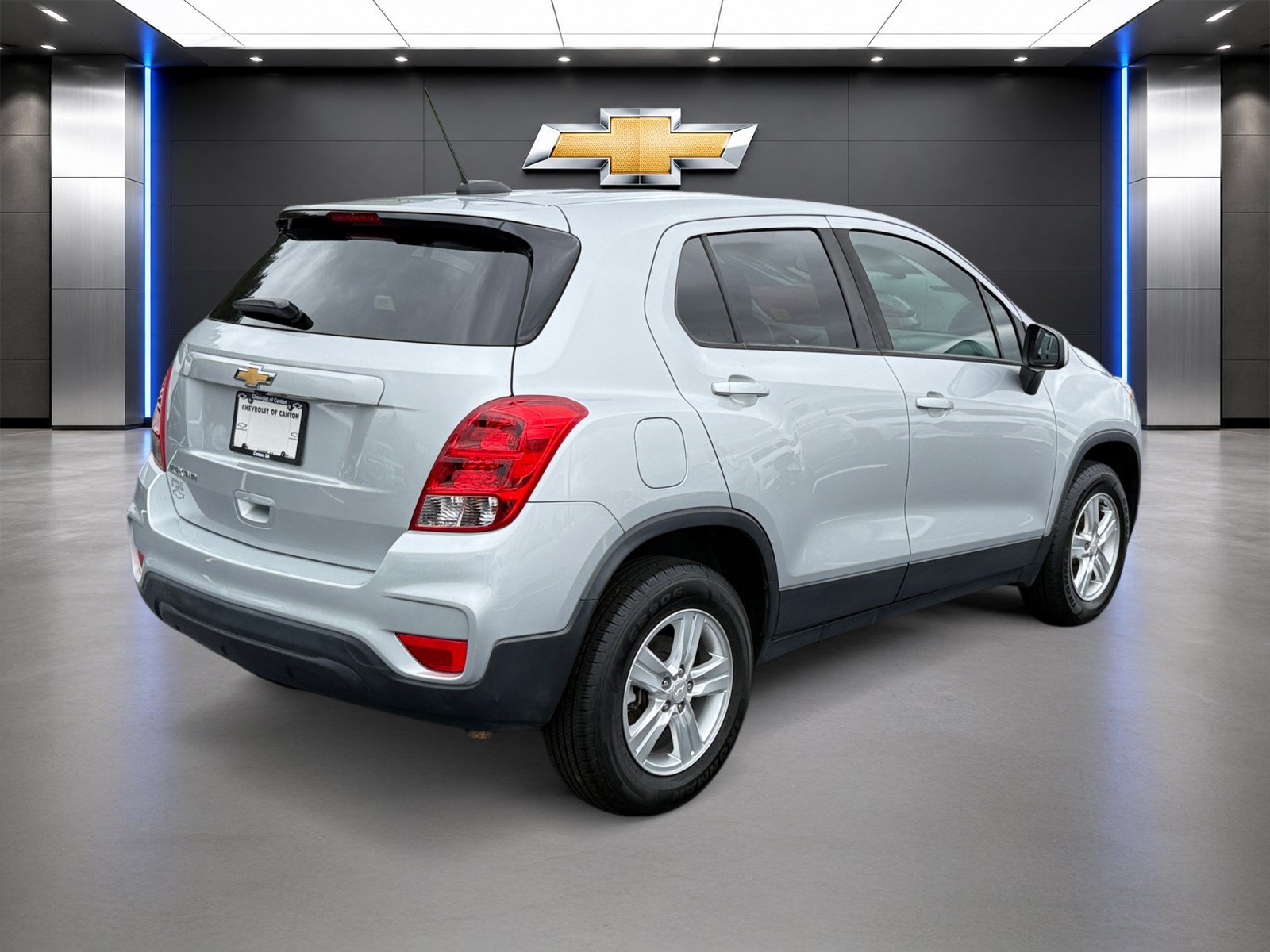 Used 2022 Chevrolet Trax LS w/ Tint and Cruise Package AWD/4WD image 5