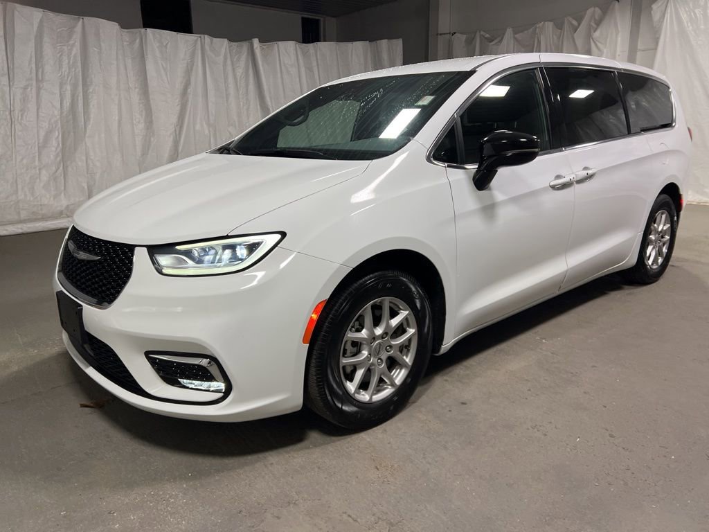 Used 2025 Chrysler Pacifica Select image 3
