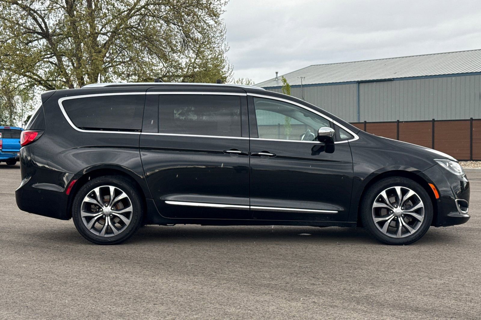 Used 2017 Chrysler Pacifica Limited w/ UConnect Theater Package FWD image 3