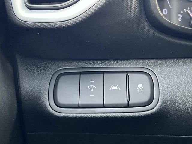 Used 2022 Hyundai Venue Limited image 28