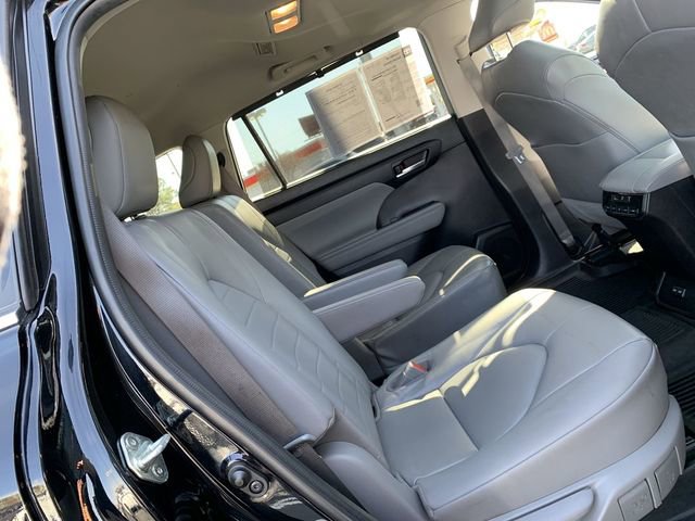 Used 2023 Toyota Highlander XLE image 12