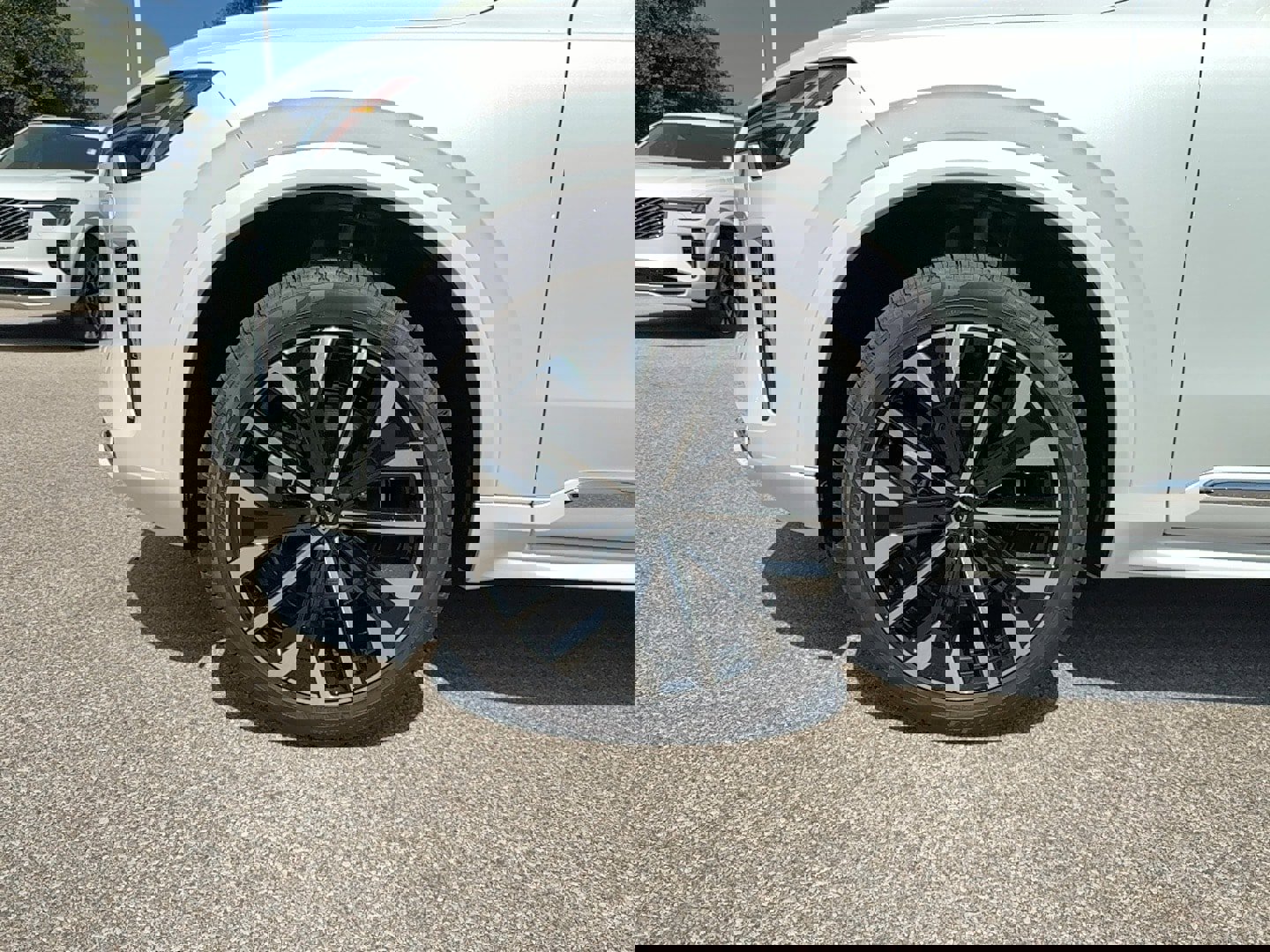 Used 2025 Volvo XC90 B6 Core w/ Climate Package image 10