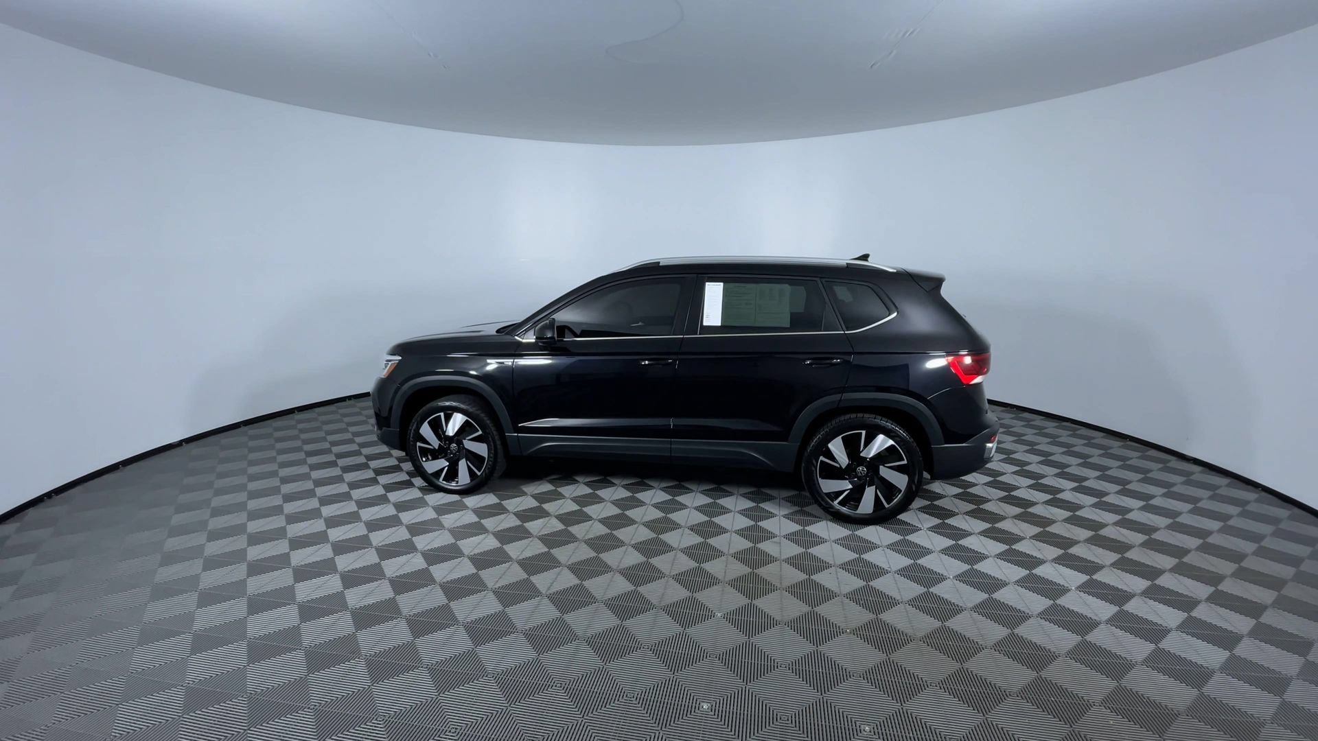 Used 2024 Volkswagen Taos SEL AWD/4WD image 6