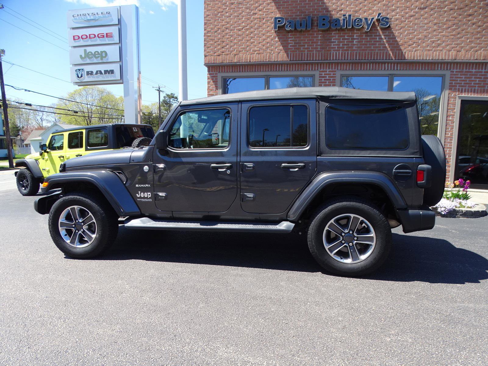 Used 2018 Jeep Wrangler Unlimited Sahara image 4
