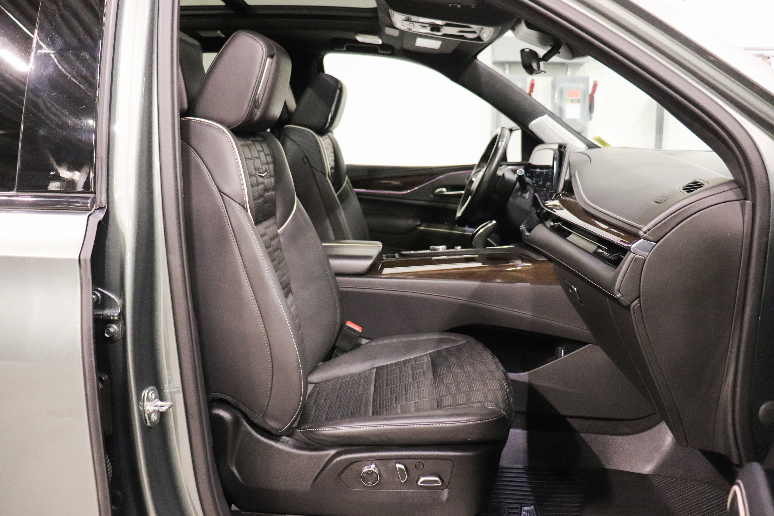Used 2023 Cadillac Escalade ESV Sport Platinum w/ LPO, ONYX Package AWD/4WD image 13