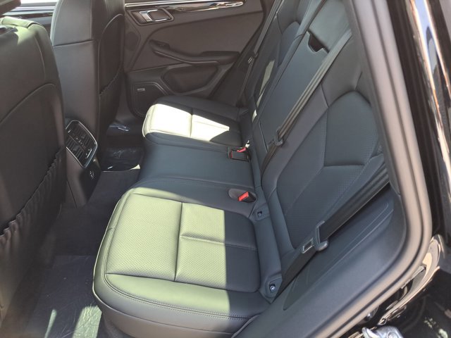 Used 2025 Porsche Macan AWD/4WD image 19