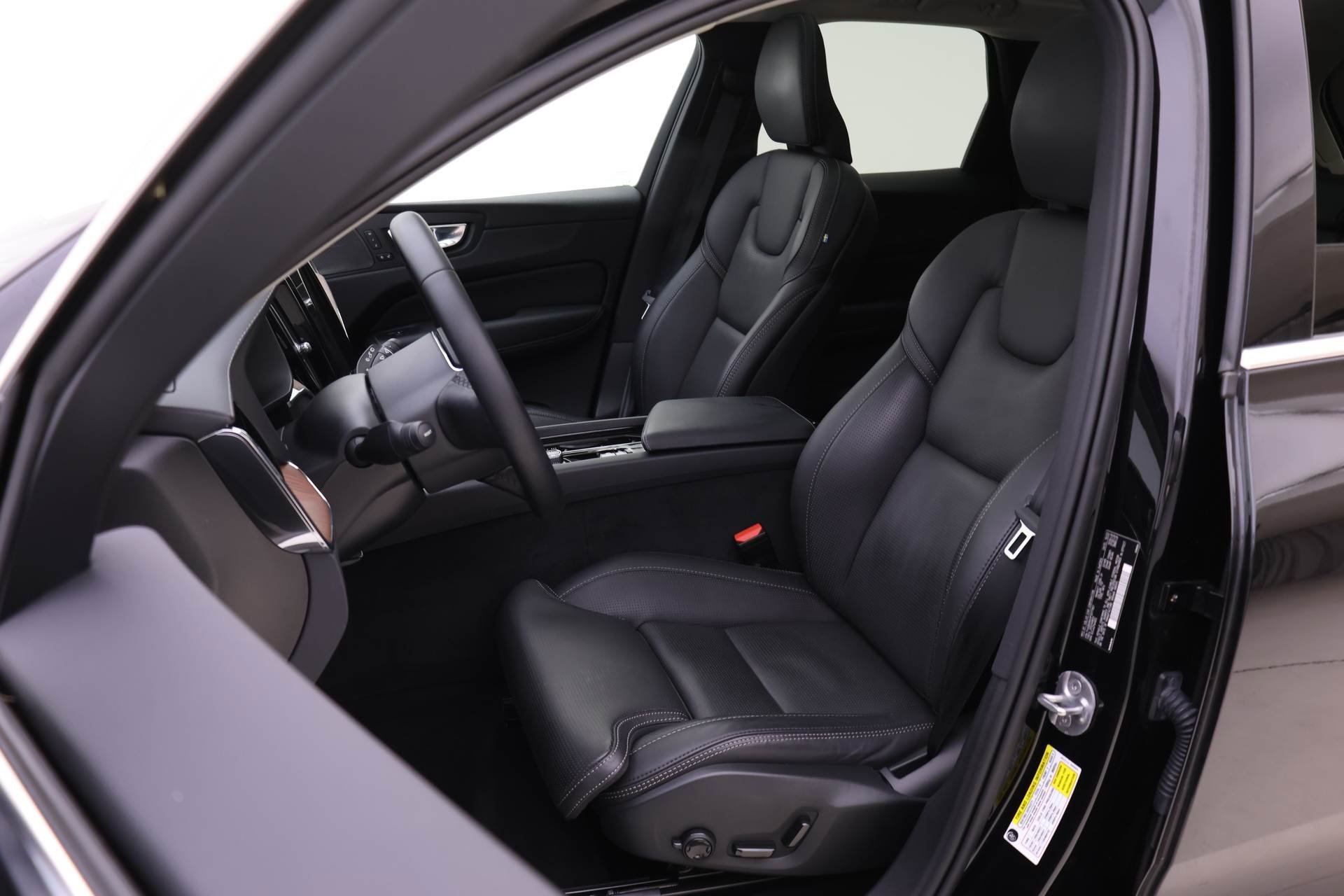 Certified 2023 Volvo XC60 B6 Ultimate w/ Protection Package Premier image 8