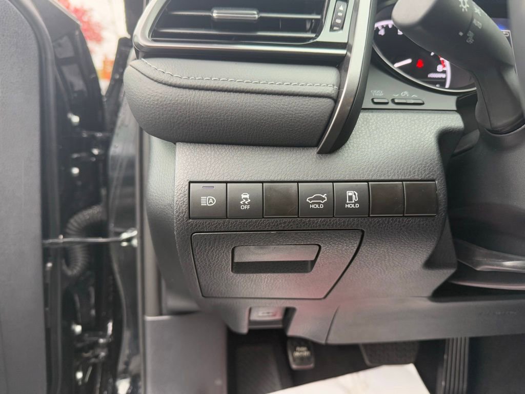 Used 2024 Toyota Camry SE image 11