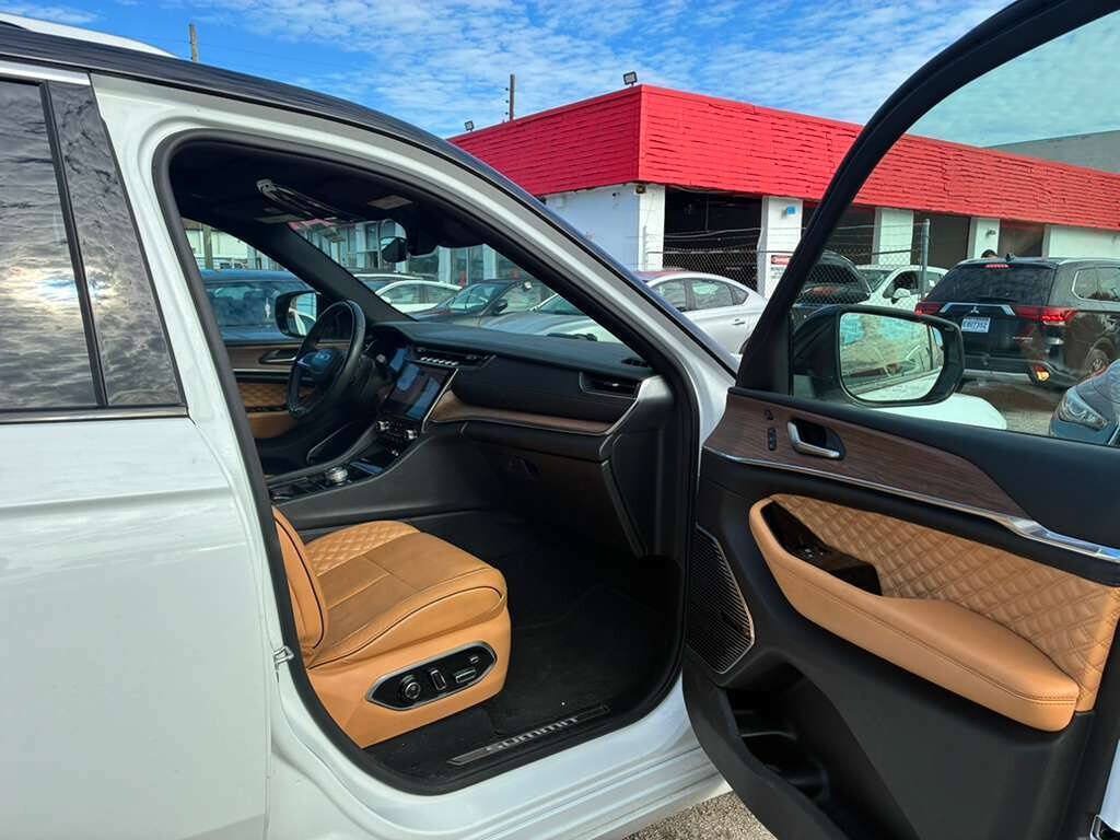 Used 2023 Jeep Grand Cherokee Summit AWD/4WD image 7