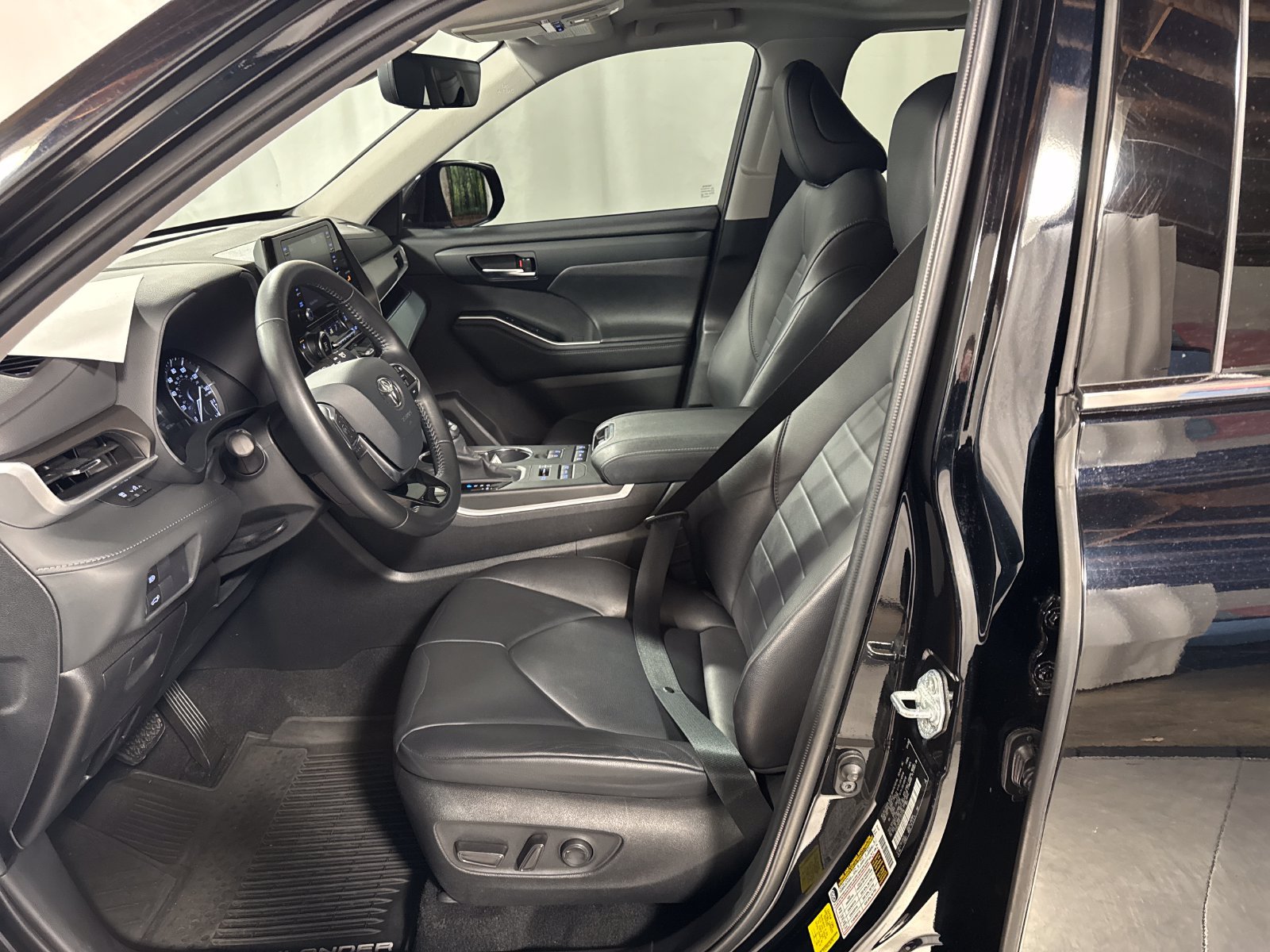 Used 2020 Toyota Highlander XLE AWD/4WD image 3