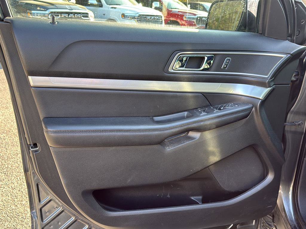 Used 2017 Ford Explorer XLT w/ Equipment Group 202A AWD/4WD image 10
