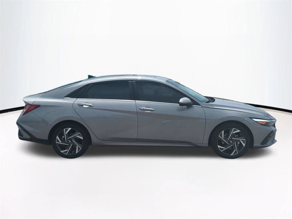 Used 2024 Hyundai Elantra SEL w/ Convenience Package FWD image 4