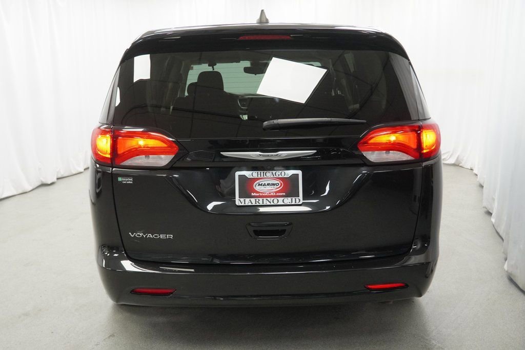 Used 2023 Chrysler Voyager LX image 11