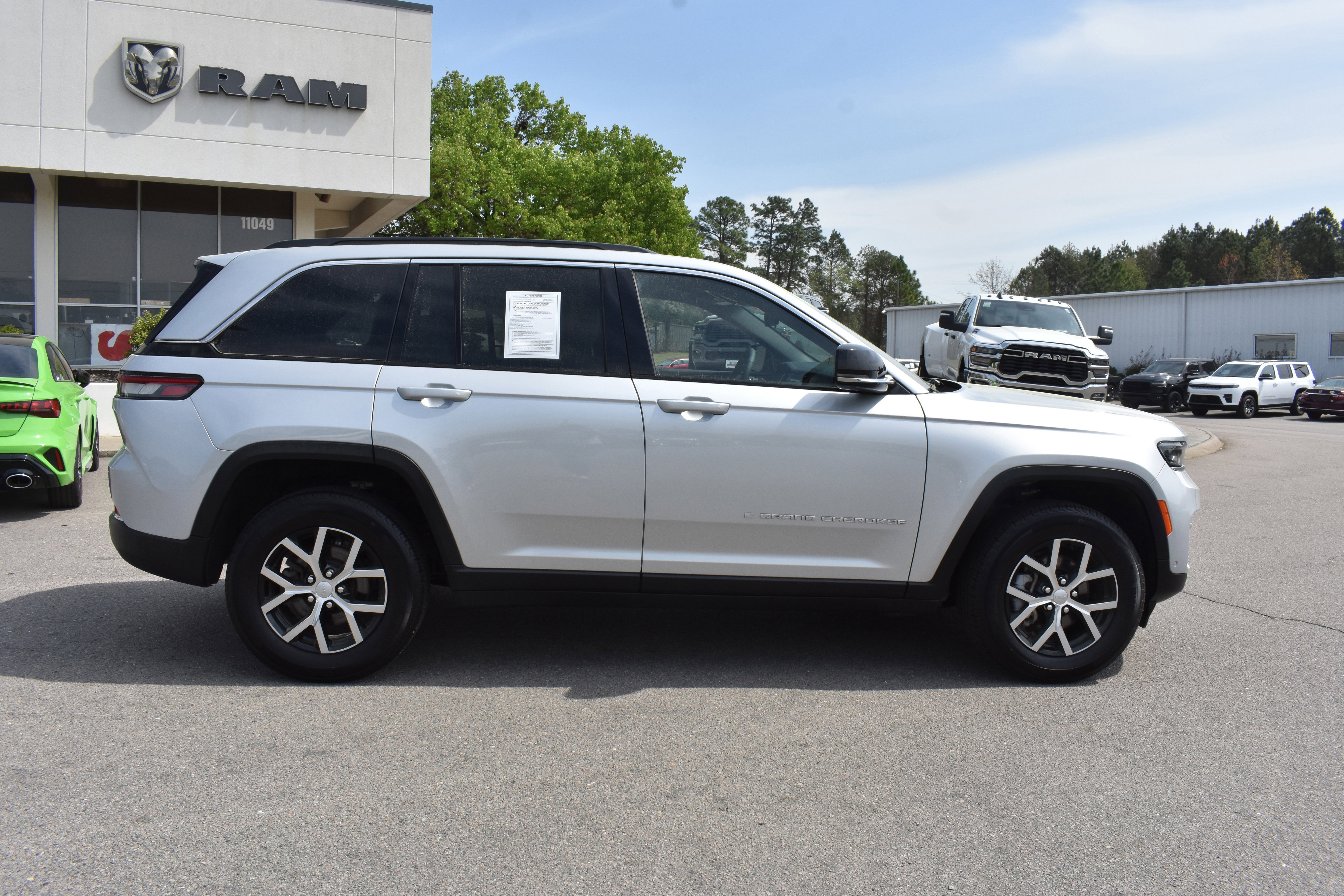 Used 2025 Jeep Grand Cherokee Limited w/ Luxury Tech Group II image 10