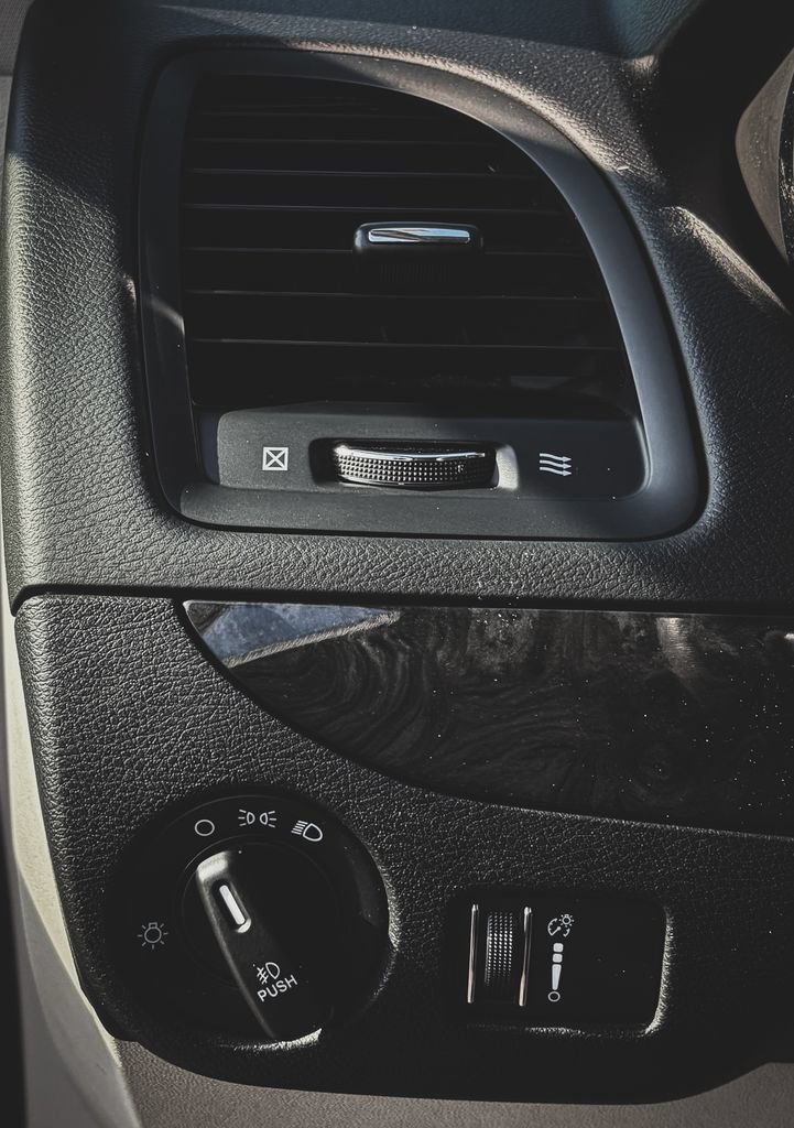 Used 2018 Dodge Grand Caravan SE w/ UConnect Hands-Free Group FWD image 6