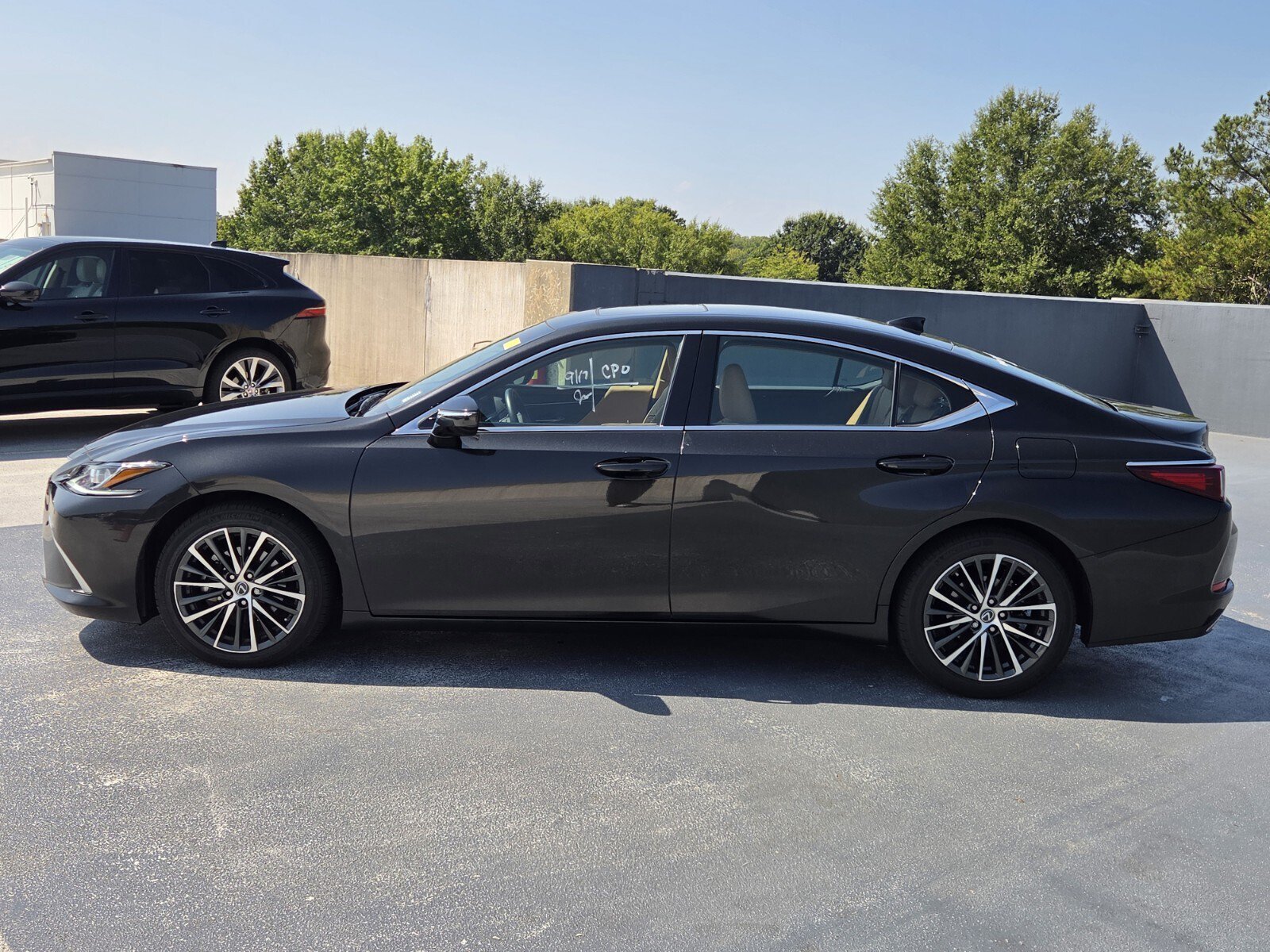 Used 2025 Lexus ES 350 w/ Premium Package FWD image 2